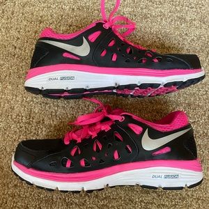Women’s dual fusion run 2 Nike pink & black shoes